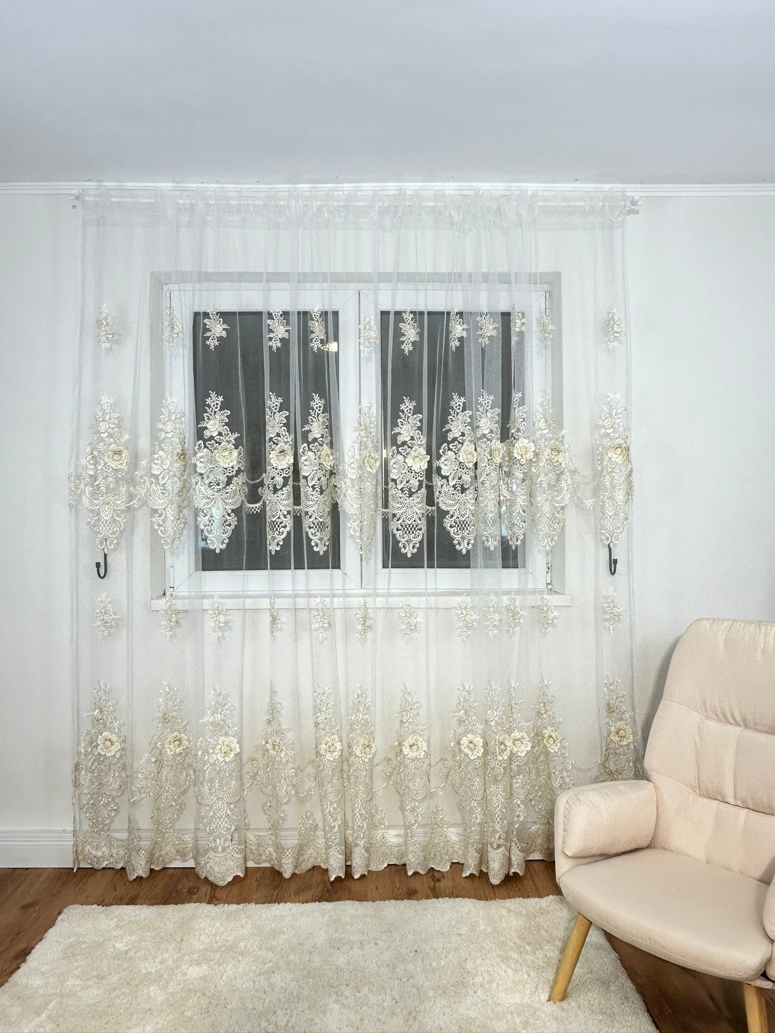 Perdea alba cu design auriu Perdele de Poveste