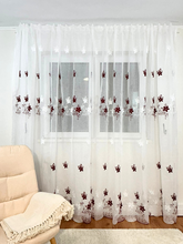 Perdea Brodata tip in cu model floral alb si rosu de la Perdele de Poveste