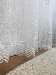 Perdea alba cu detalii brodate