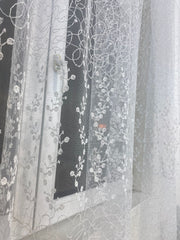 Perdea alba cu detalii brodate
