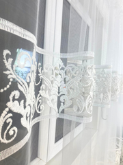 Perdea din tull cu broderie