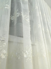 Perdea tip In cu Broderie model Trandafiri Albi Perdele de Poveste