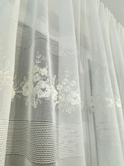 Perdea tip In cu Broderie model Trandafiri Albi Perdele de Poveste