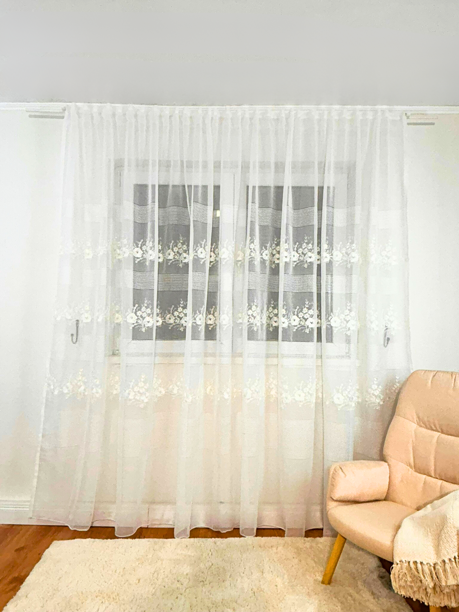 Perdea tip In cu Broderie model Trandafiri Albi Perdele de Poveste