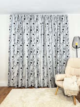 Draperie Blackout gri model ramuri cu flori negre Perdele de Poveste