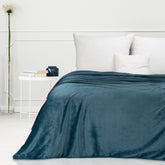 Pătură moale și plăcută la atingere, cu model în relief în formă de oase de pește bleumarin CINDY 5 Perdele de Poveste