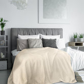 Pătură moale și plăcută la atingere cu model în relief crem CINDY 5 Perdele de Poveste