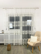 Perdea Brodata alba fagure cu flori Perdele de Poveste