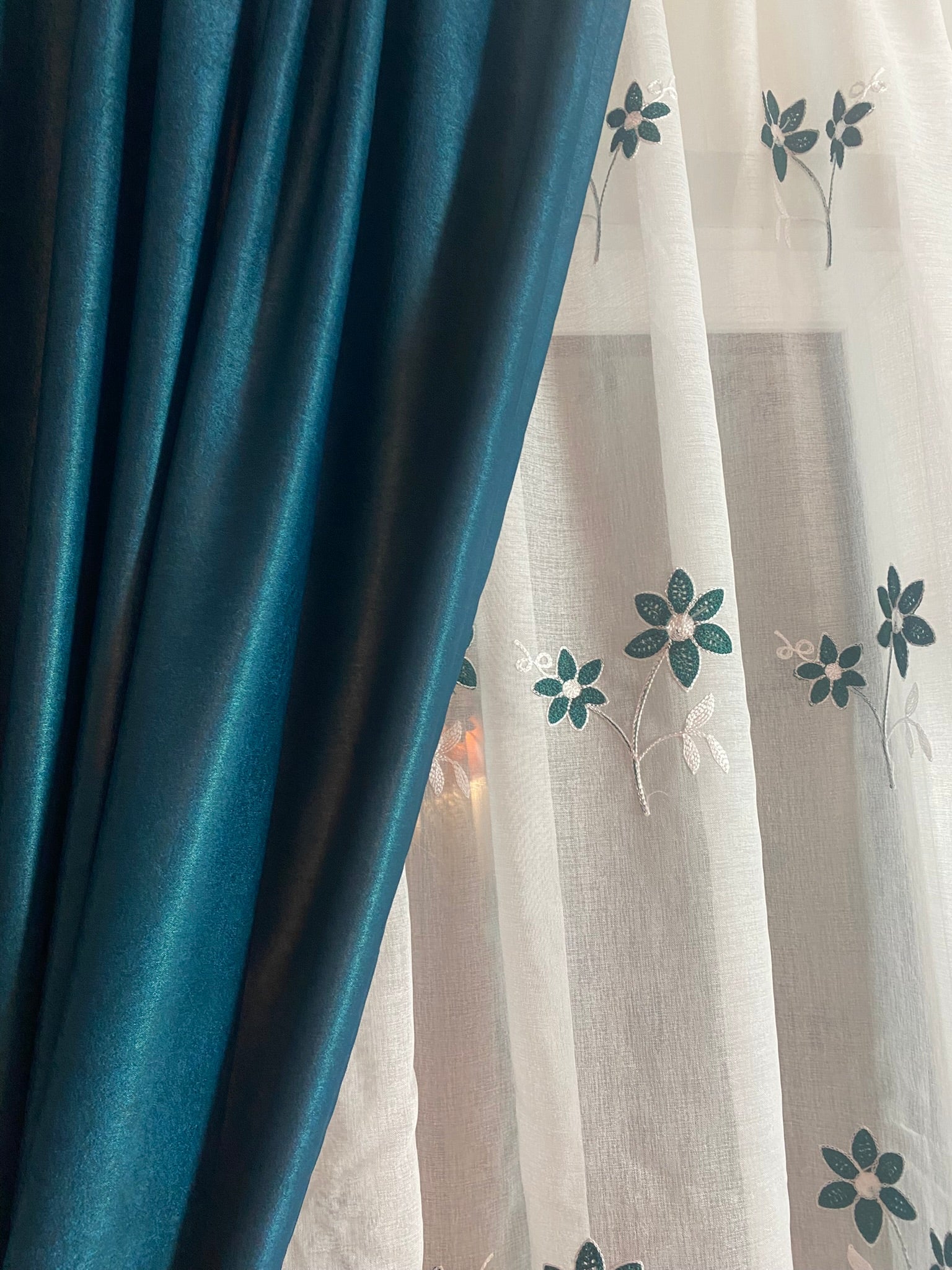 Perdea tip in alb cu flori turcoaz Perdele de Poveste