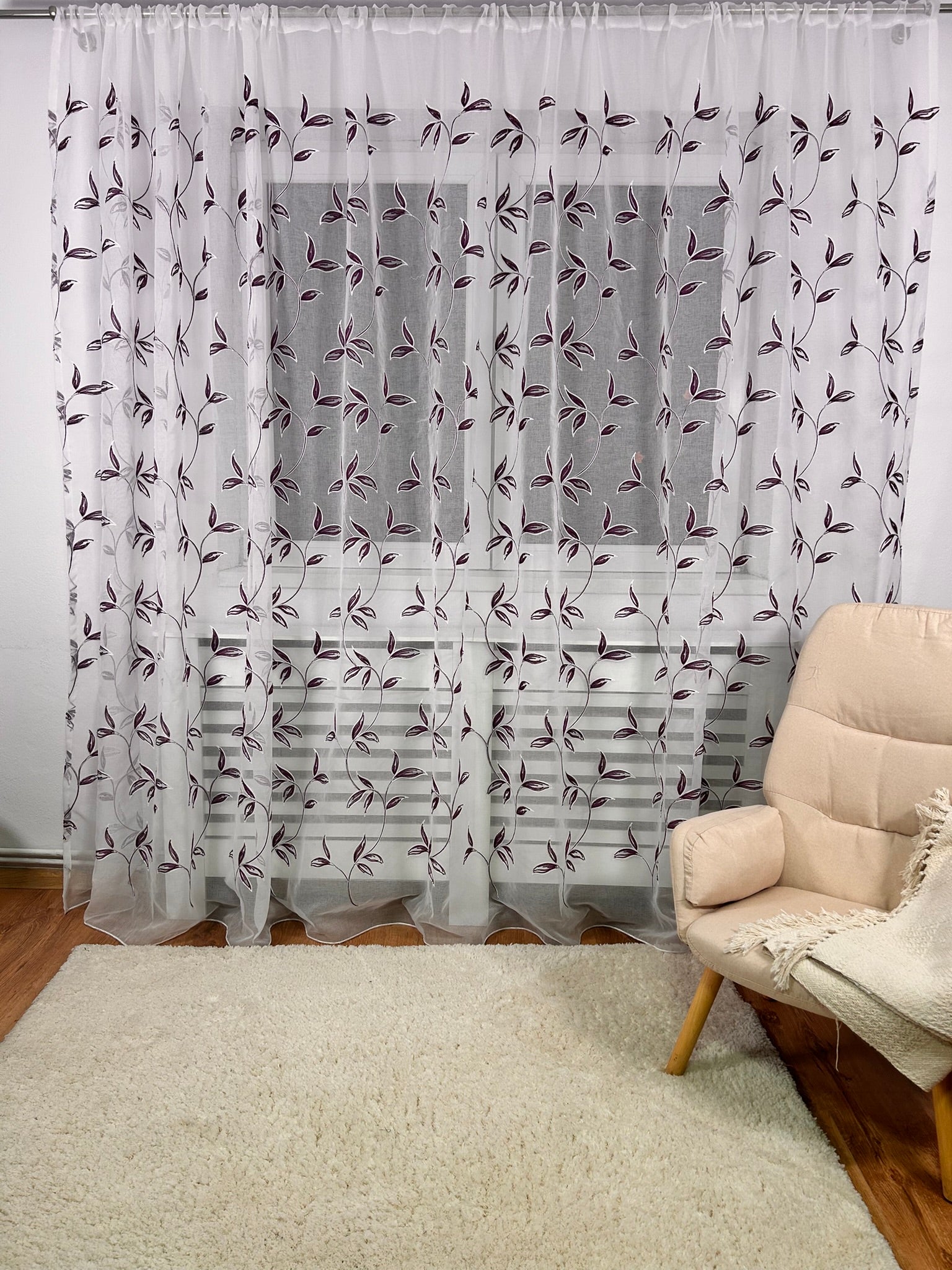 Perdea Brodată albă tip in model frunze mov