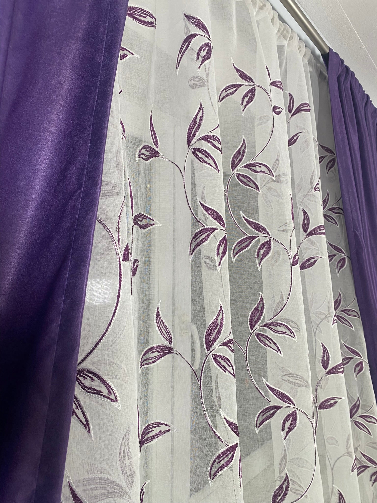 Perdea Brodată albă tip in model frunze mov