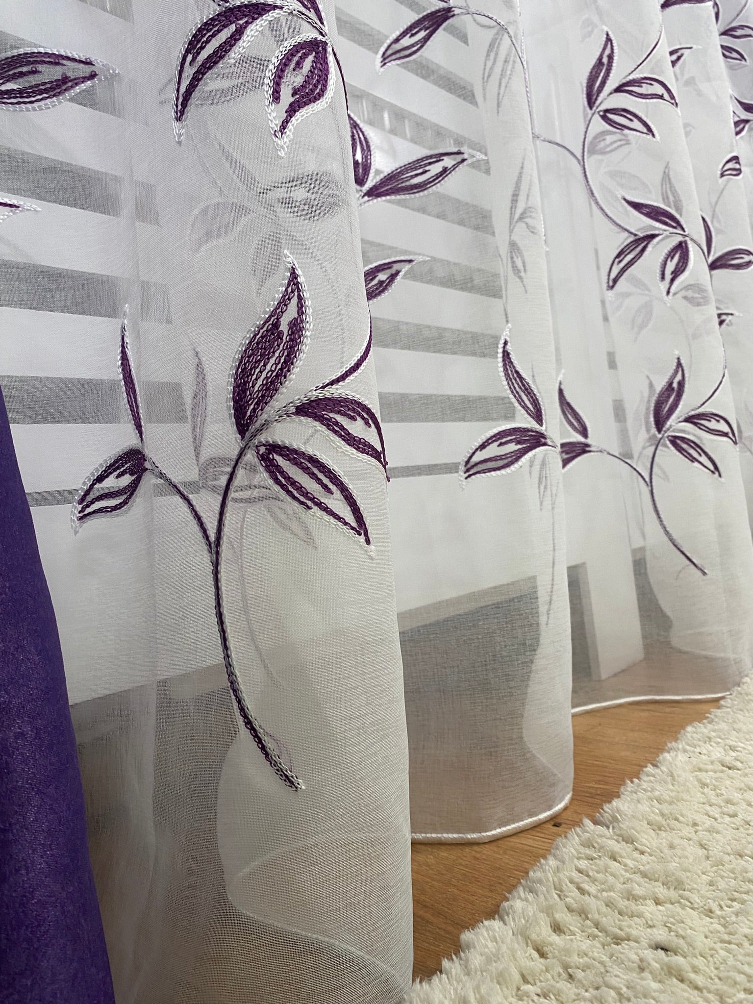 Perdea Brodată albă tip in model frunze mov