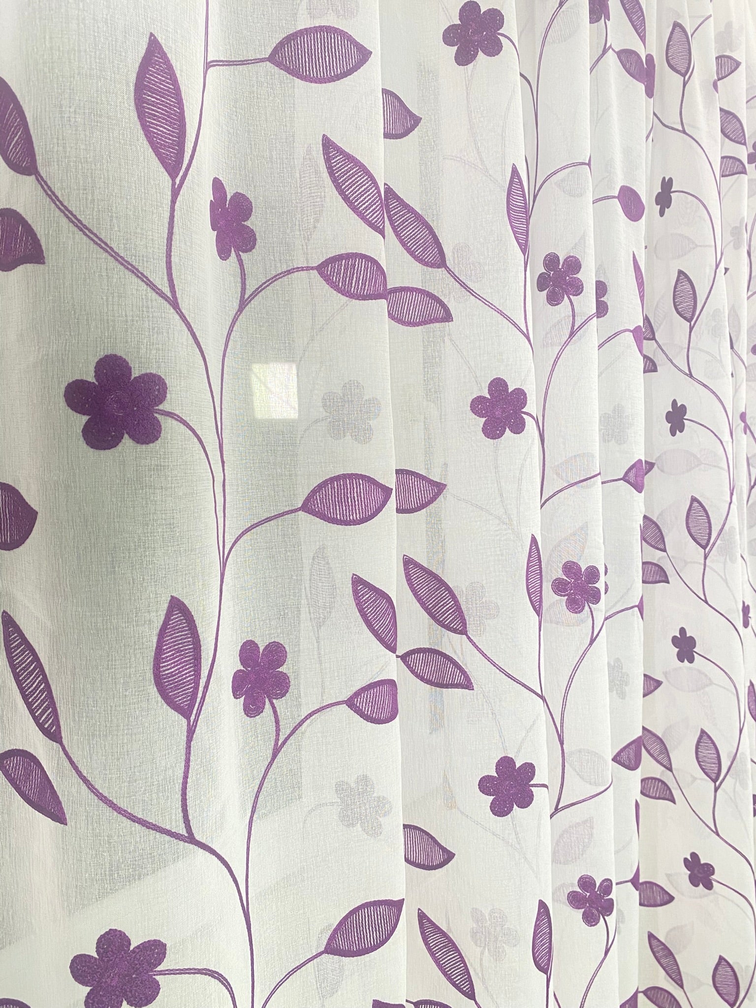 Perdea alba cu broderie florala lila cod 2097 Perdele de Poveste