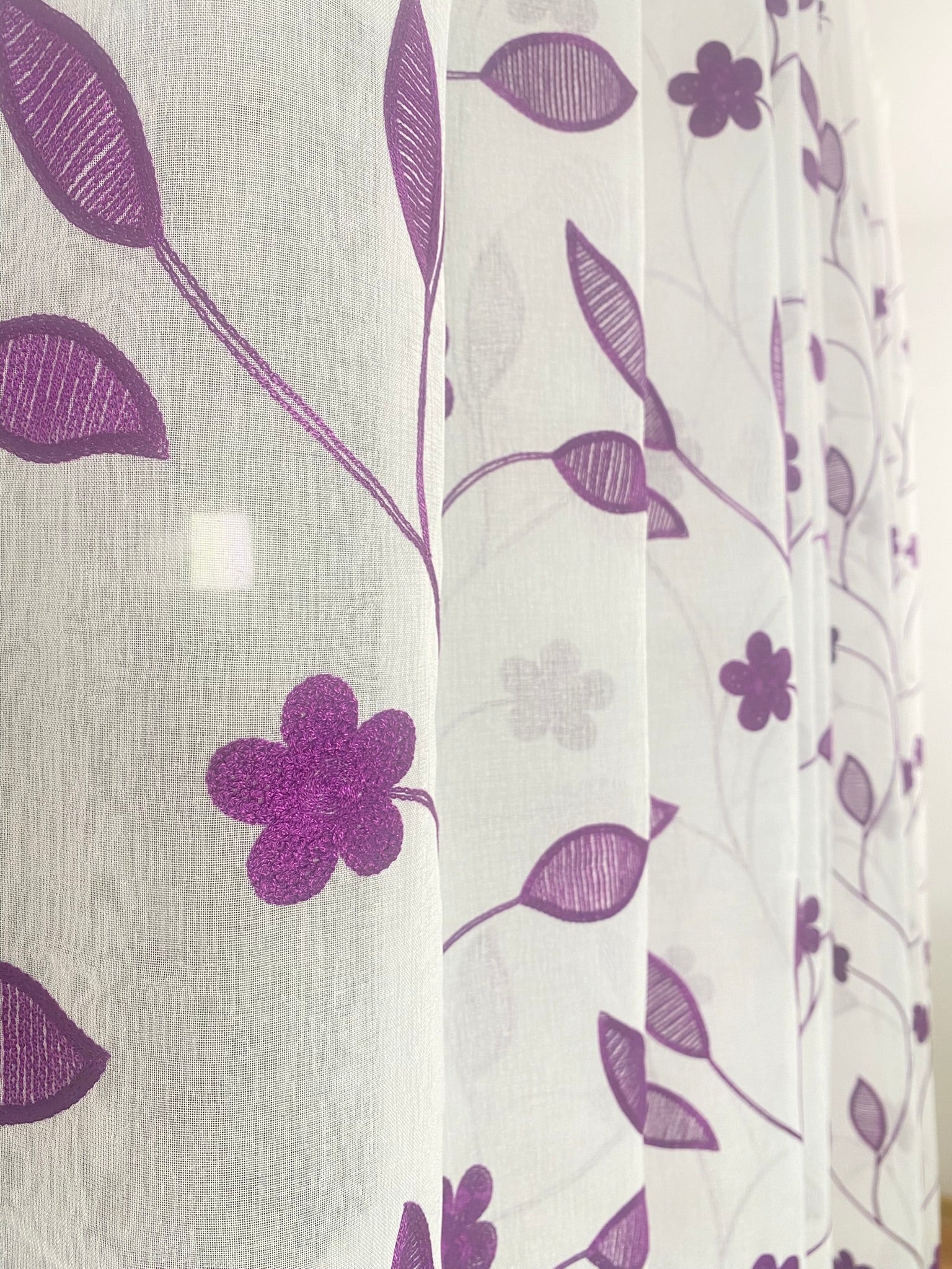 Perdea alba cu broderie florala lila cod 2097 Perdele de Poveste