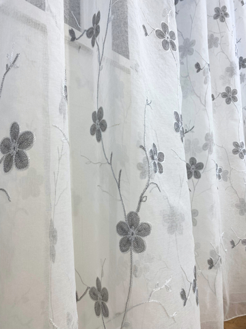 Perdea tip In Alb cu Flori si Ramuri Perdele de Poveste