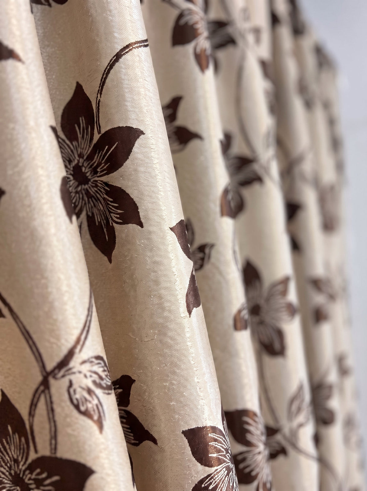 Draperie Blackout crem cu flori maro Perdele de Poveste