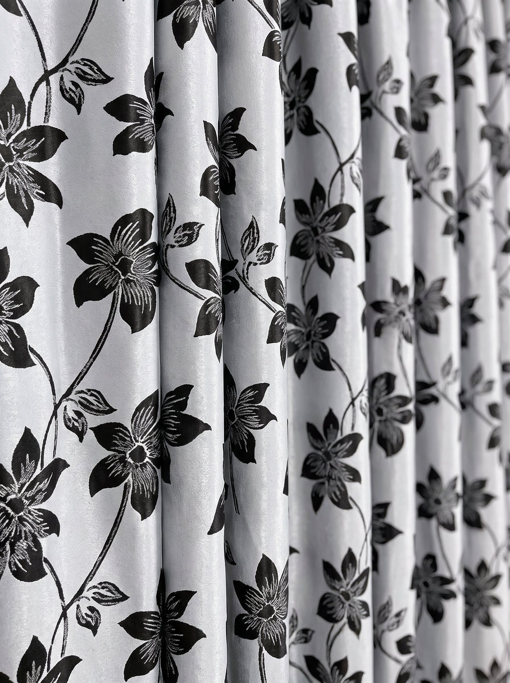 Draperie Blackout gri argintiu cu flori negre Perdele de Poveste