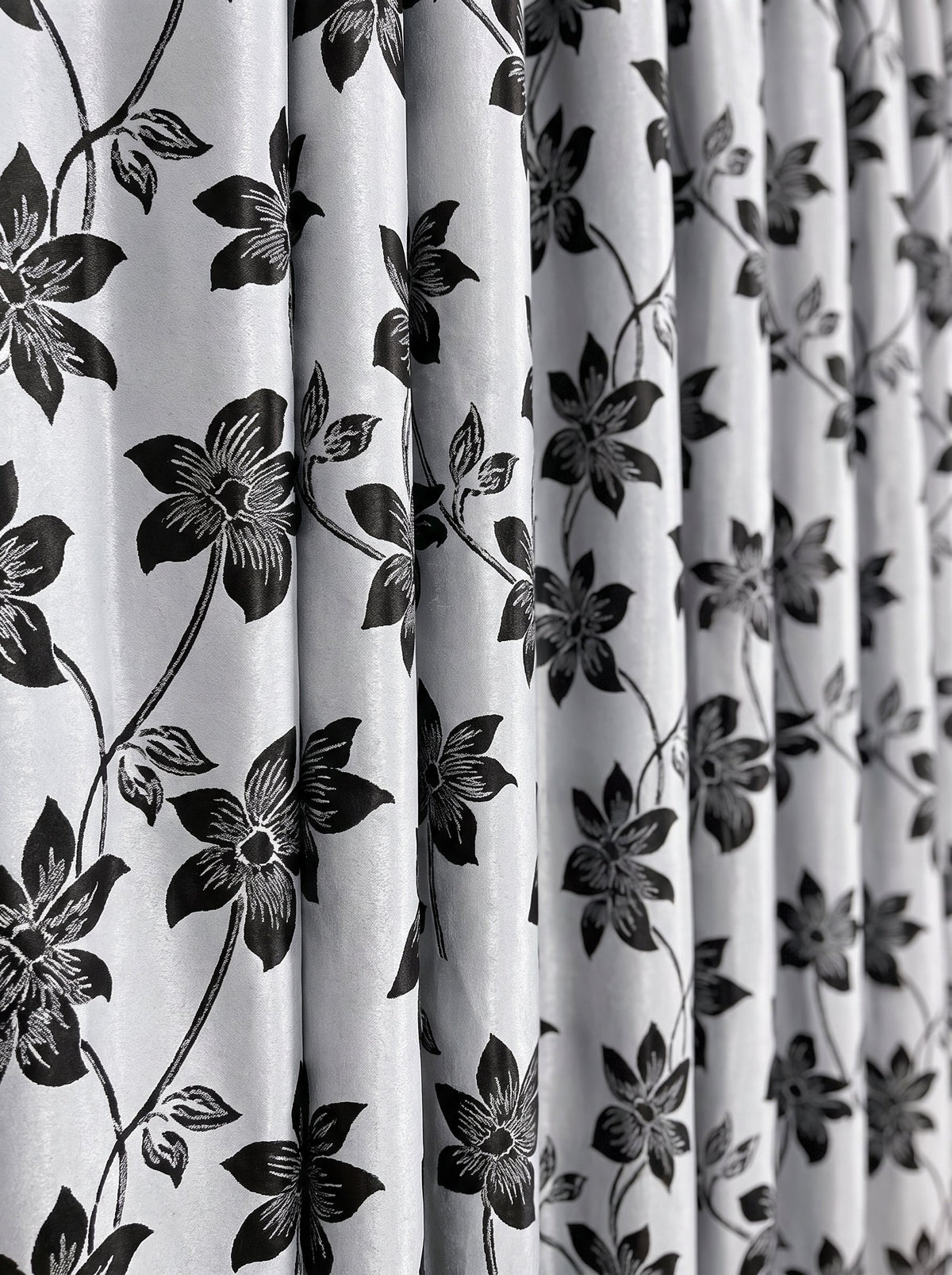 Draperie Blackout gri argintiu cu flori negre Perdele de Poveste