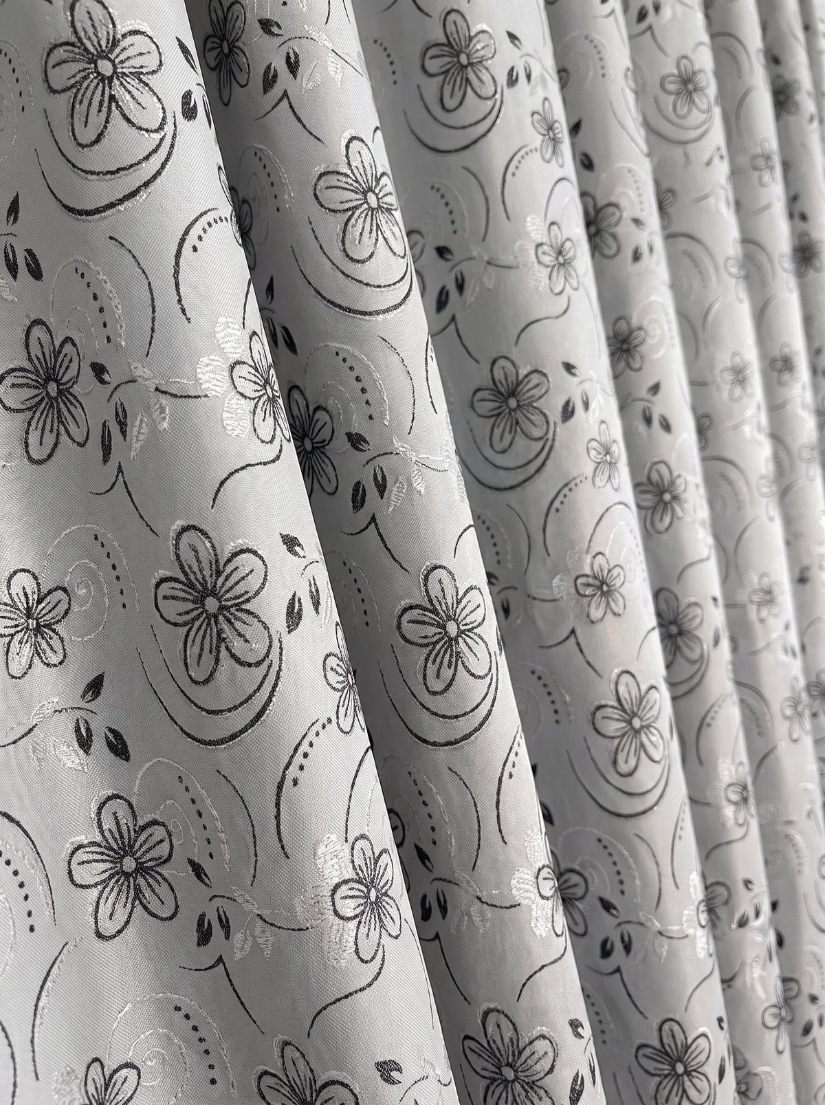 Draperie Gri cu Camp Floral Negru Perdele de Poveste
