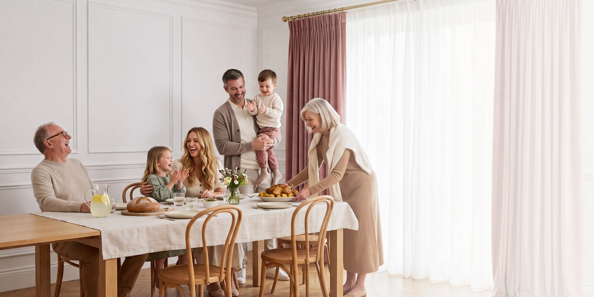 Familia la prânzul de duminică, la masă lângă fereastra cu draperii din catifea roz antic și perdele albe