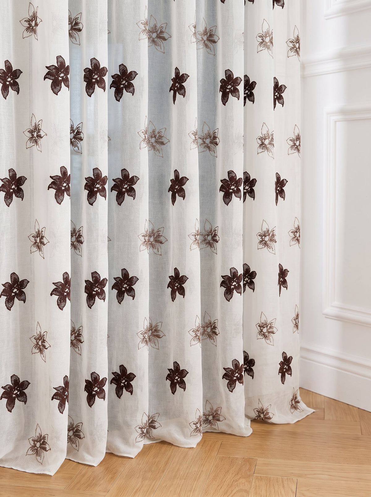 Perdea alba brodată din in model floral maro Cod 2062 Perdele de Poveste