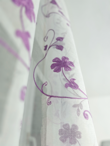 Perdea Brodată albă tip in model floral lila Perdele de Poveste
