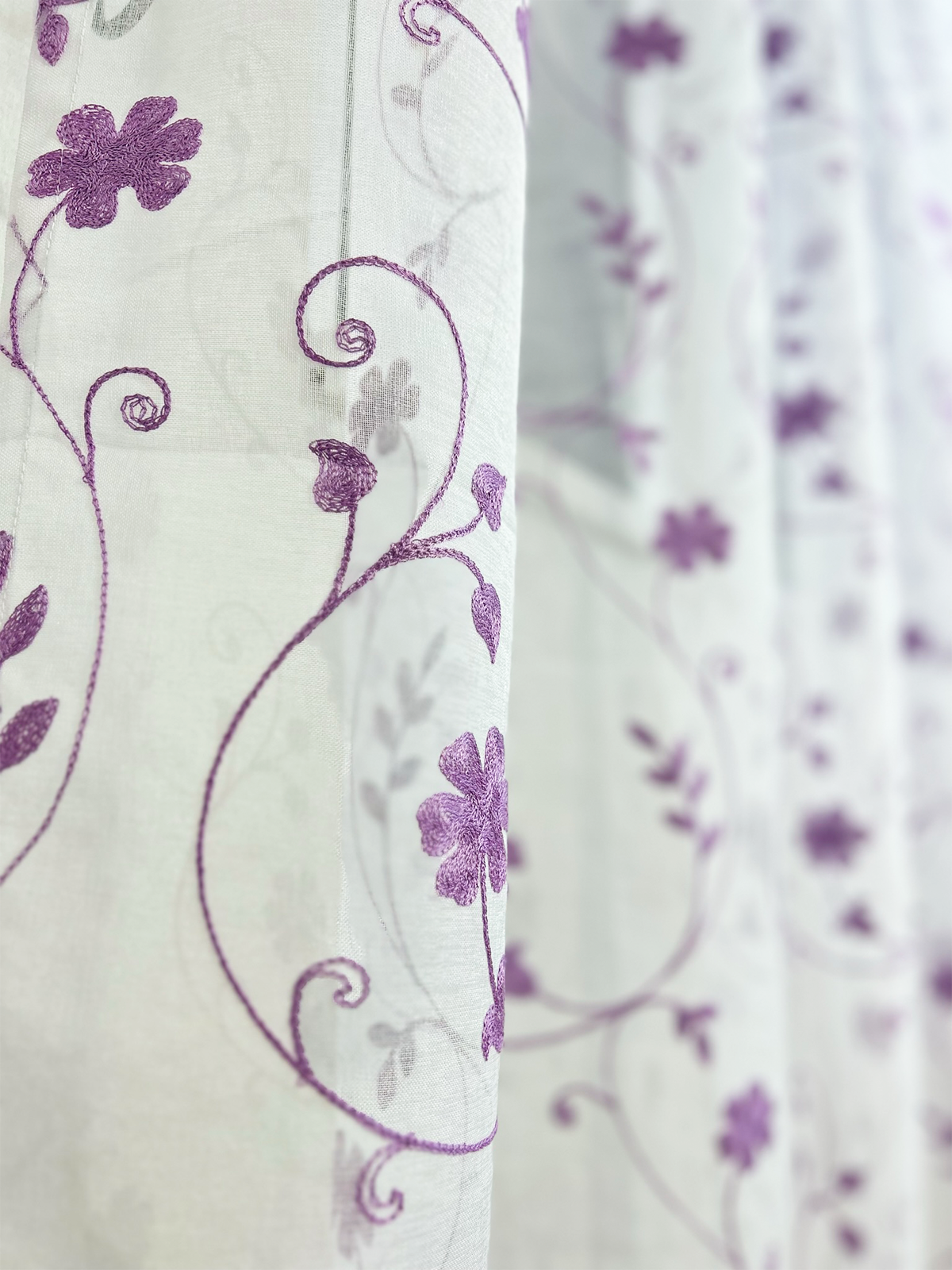 Perdea Brodată albă tip in model floral lila Perdele de Poveste