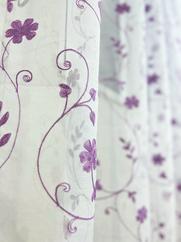 Perdea Brodată albă tip in model floral lila Perdele de Poveste