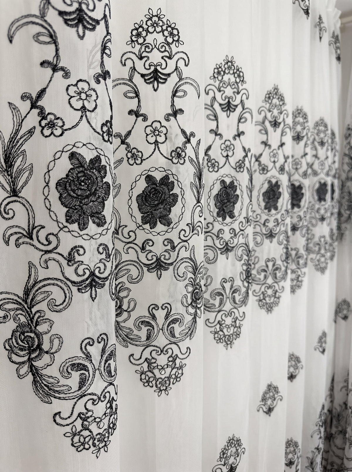 Perdea In Natur – broderie neagră florală Perdele de Poveste