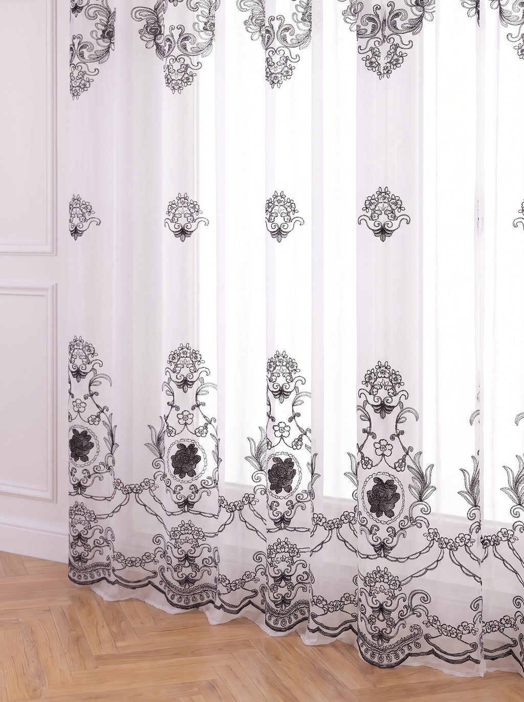 Perdea In Natur – broderie neagră florală Perdele de Poveste