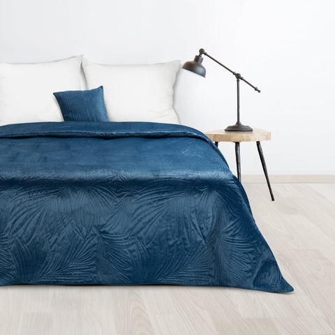 Cuvertură de pat din catifea, matlasată prin presare la cald cu model de frunze bleumarin LUIZ Perdele de Poveste