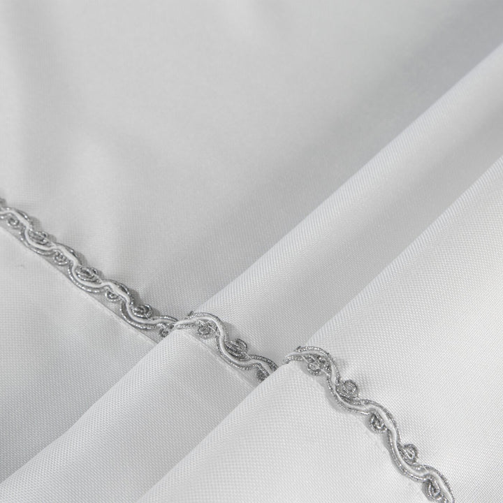 Față de masă decorată cu o bandă elegantă și ornamente argintii într-un pachet elegant, alb, DIVA LINE Perdele de Poveste