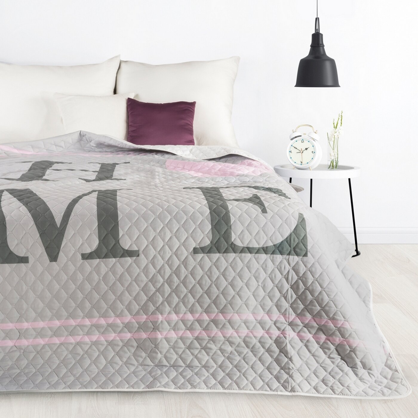 Cuvertură de pat matlasata presa la cald cu inscriptia HOME roz ADESA Perdele de Poveste