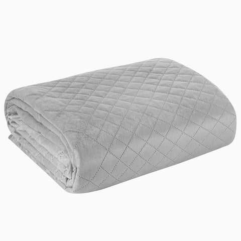 Cuvertură de pat din catifea, matlasată prin presare la cald în model geometric argintiu LUIZ 3 Perdele de Poveste