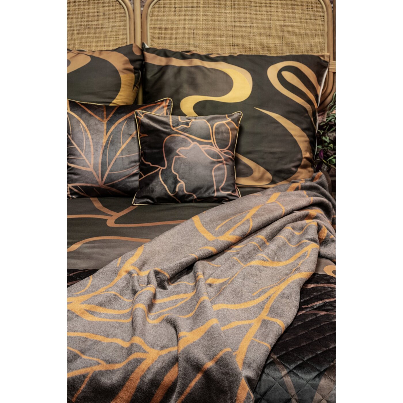 Pătură decorată cu un motiv de frunze mari, maro, bej ALISMA 2-COLECȚIE LIMITATĂ Perdele de Poveste