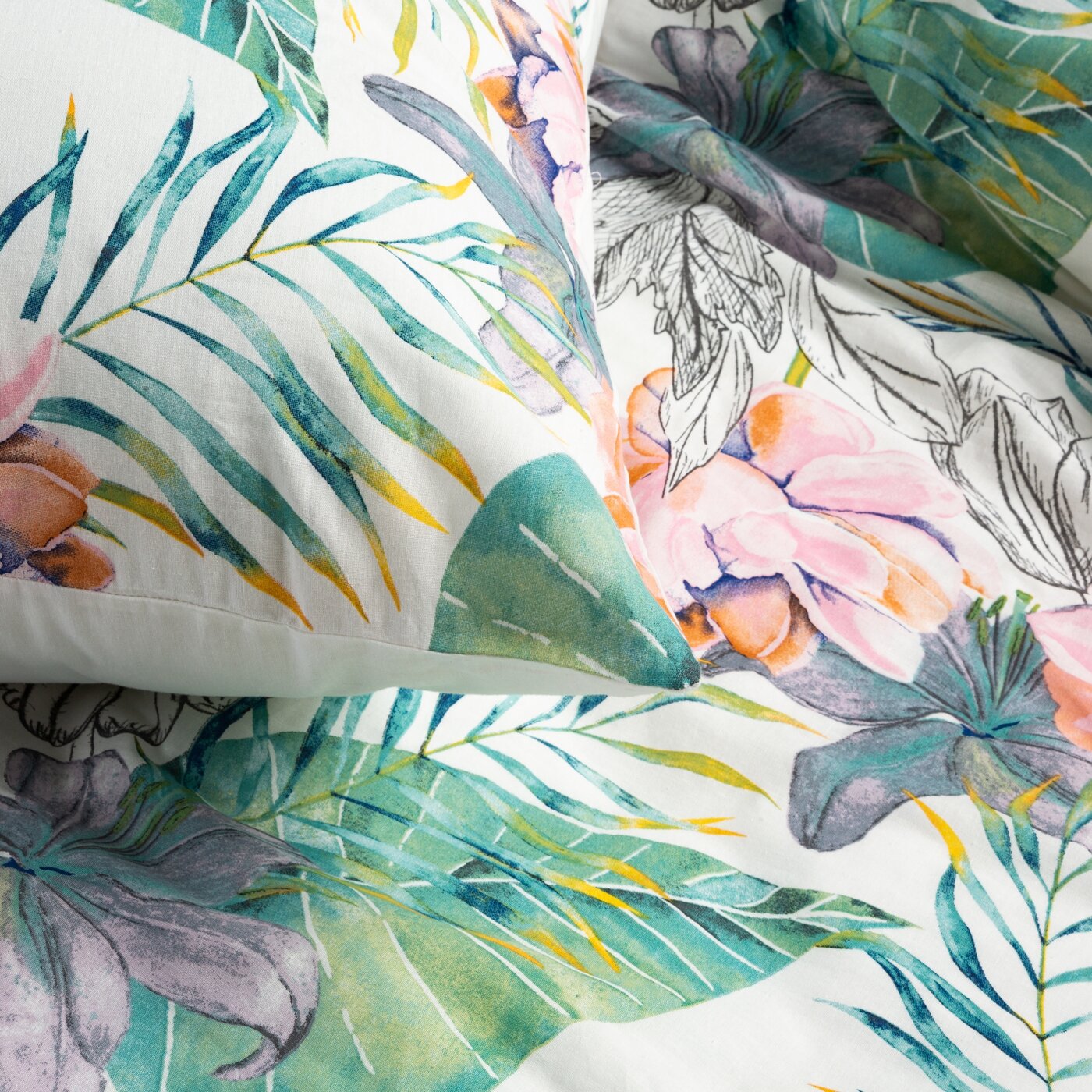 Lenjerie de pat cu un motiv colorat de flori exotice multicolor IDA 05 Perdele de Poveste