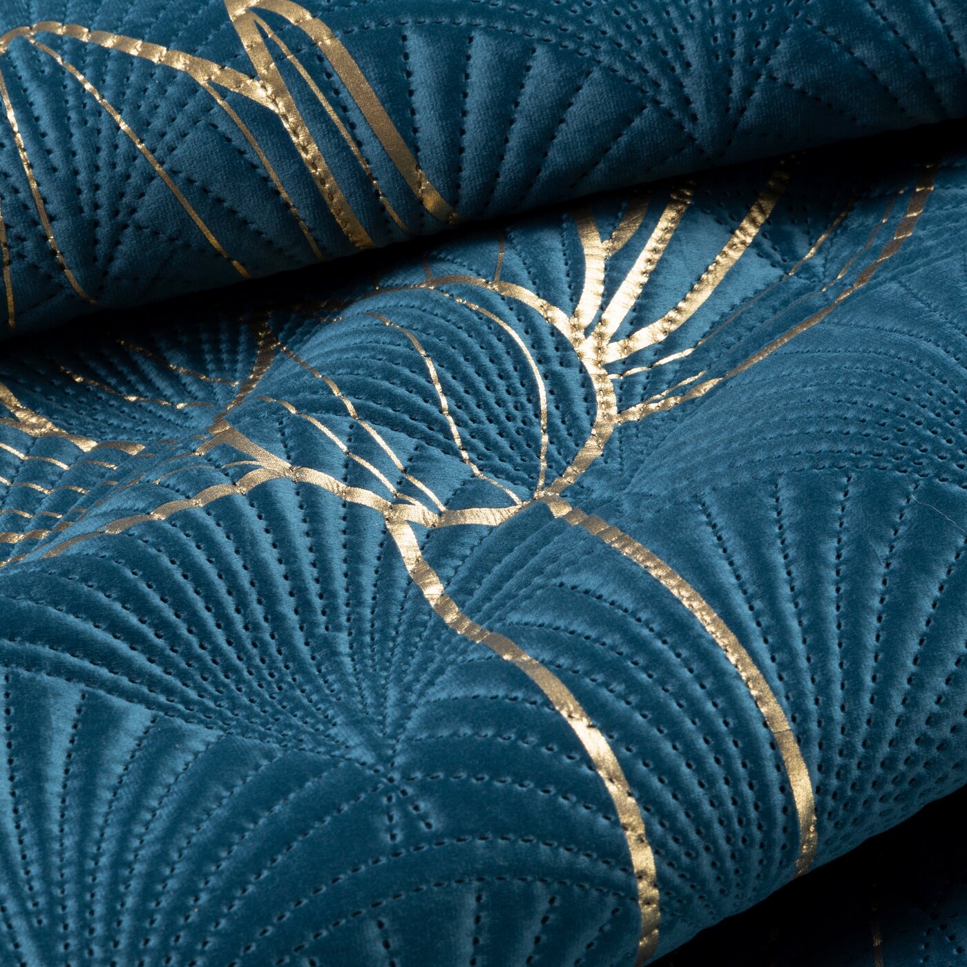 Cuvertură de Pat cu imprimeu auriu flori de lotus, matlasare prin presare la cald bleumarin auriu Colecția Limitată LOTOS 7 Perdele de Poveste