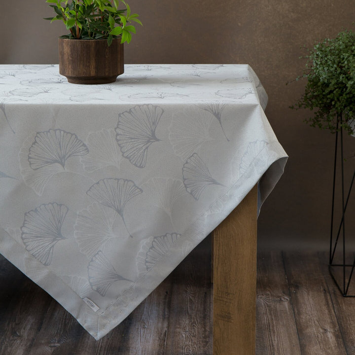 Față de masă cu un motiv jacquard din frunze de ginkgo și o margine decorativă, rezistentă la pete, gri, DORIS Perdele de Poveste