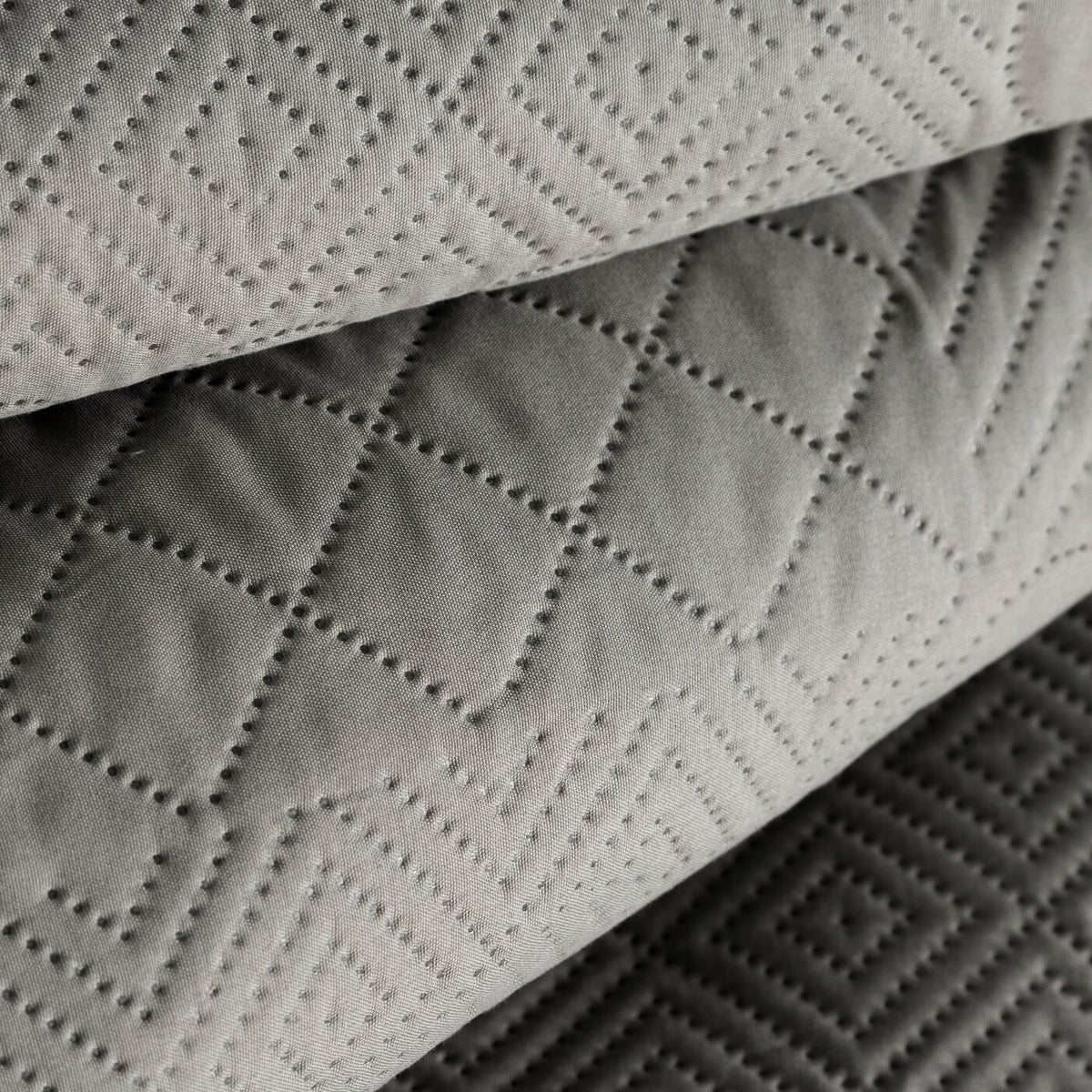 Cuvertură de Pat cu un motiv patchwork presat la cald argintiu BONI Perdele de Poveste