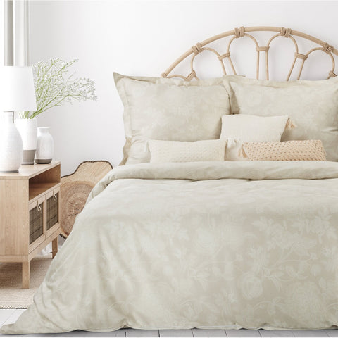 Lenjerie din bumbac macosatin cu un motiv floral subtil și margini decorative pe fețele de pernă bej , crem TERRA COLLECTION SEVILLE Perdele de Poveste