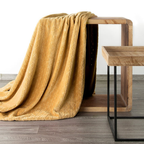 Pătură moale și plăcută la atingere, cu model în relief auriu CINDY 4 Perdele de Poveste