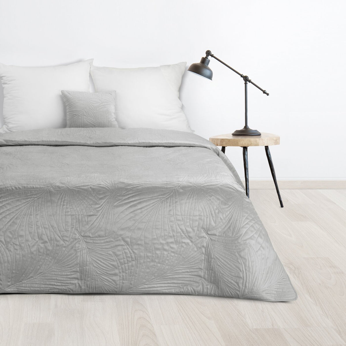 Cuvertură de pat din catifea, matlasată prin presare la cald cu model de frunze argintiu LUIZ Perdele de Poveste